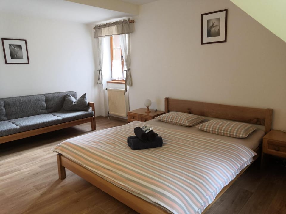 Bed, Photo of the whole room, Seating area, Bedroom