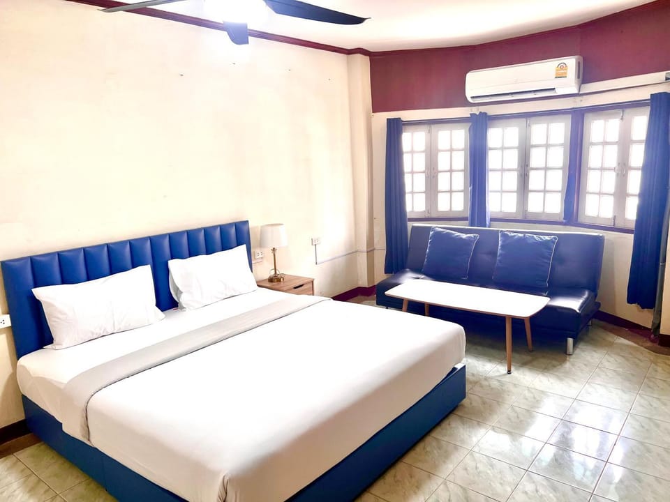 Lewiinski's Hotel Bed and Breakfast in Pattaya City