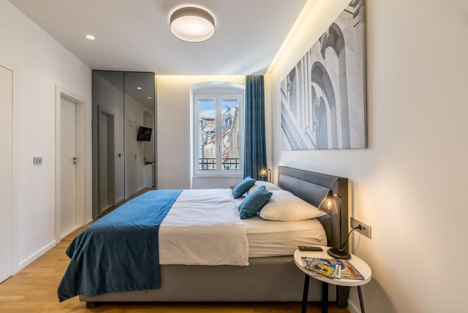 Bed, TV and multimedia, Photo of the whole room, Bedroom