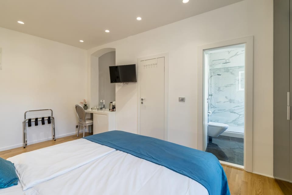 Bed, TV and multimedia, Photo of the whole room, Bedroom