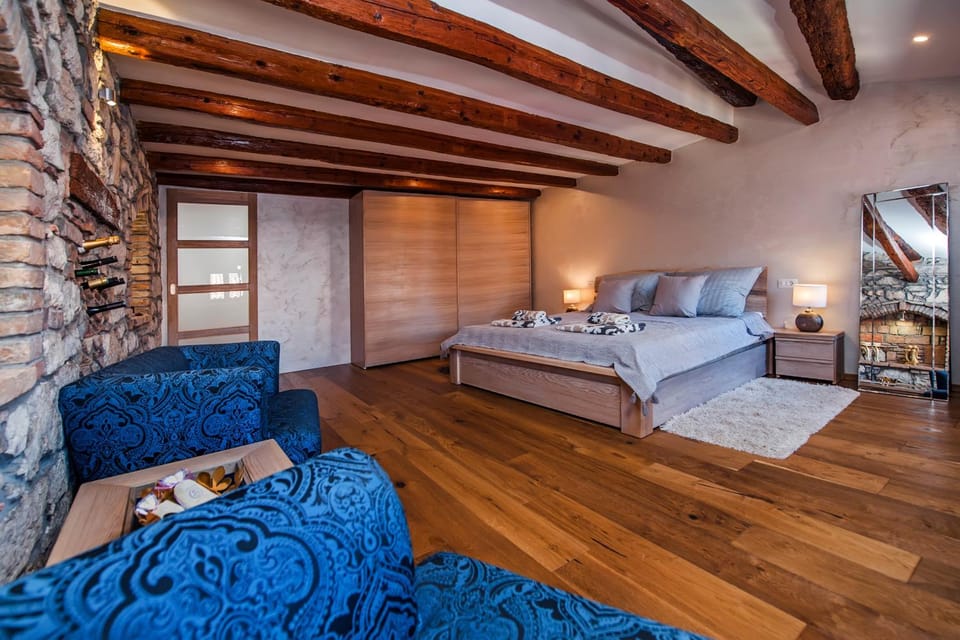 View (from property/room), Photo of the whole room, Decorative detail