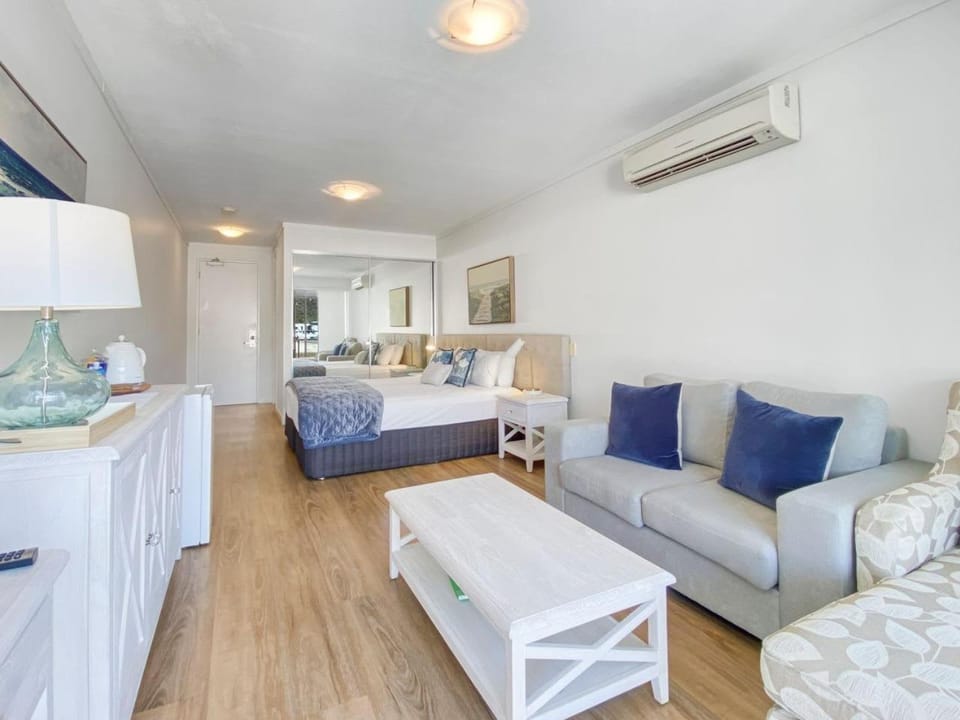 Blue on Blue Studio Room 1242 Inn in Queensland