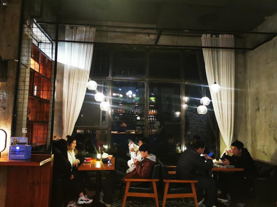 Restaurant/places to eat, Night, People, Living room, Food and drinks, Drinks, group of guests