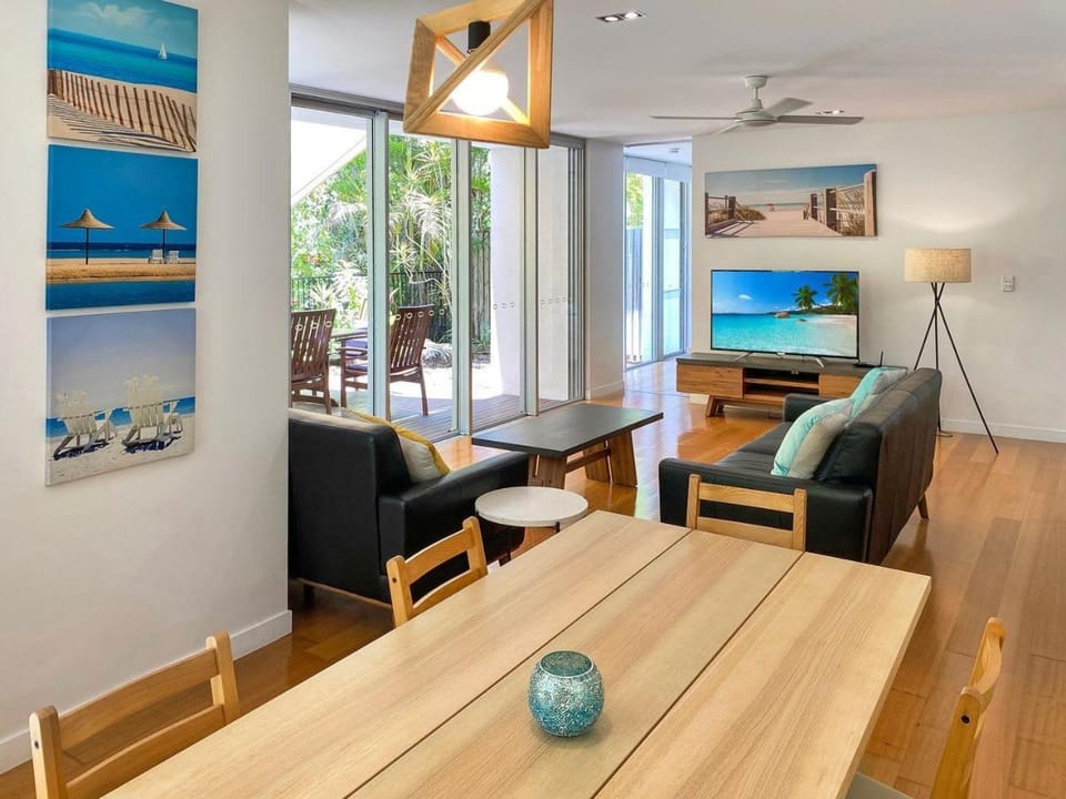 Maggies Beachfront Apartment 9 Apartment in Florence Bay