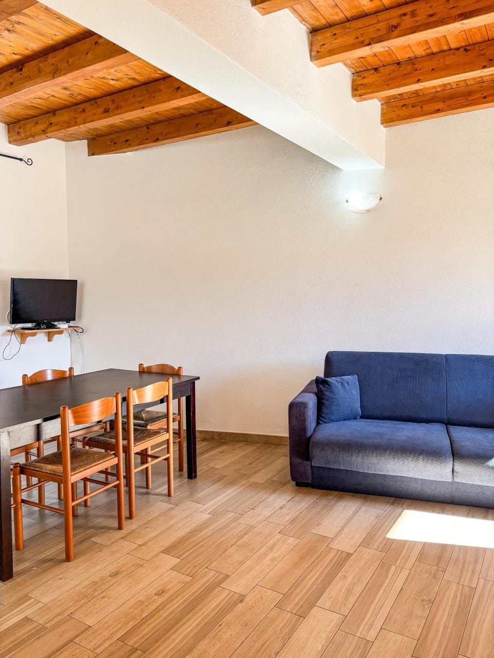 TV and multimedia, Living room, Dining area