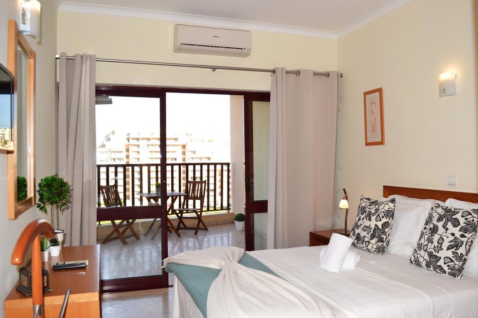 Spring, Bed, Day, Summer, TV and multimedia, View (from property/room), Balcony/Terrace, Photo of the whole room, Decorative detail, Seating area, Bedroom, On site, City view, Sea view, Street view, young children, older children, group of guests, Family, Quiet street view, Inner courtyard view