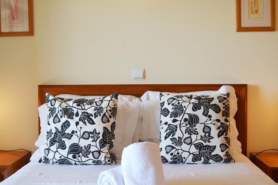 Spring, Day, Summer, Photo of the whole room, Decorative detail, Seating area, Bedroom, On site, Text overlay, City view, Sea view, Street view, young children, older children, group of guests, Family, Quiet street view, Inner courtyard view