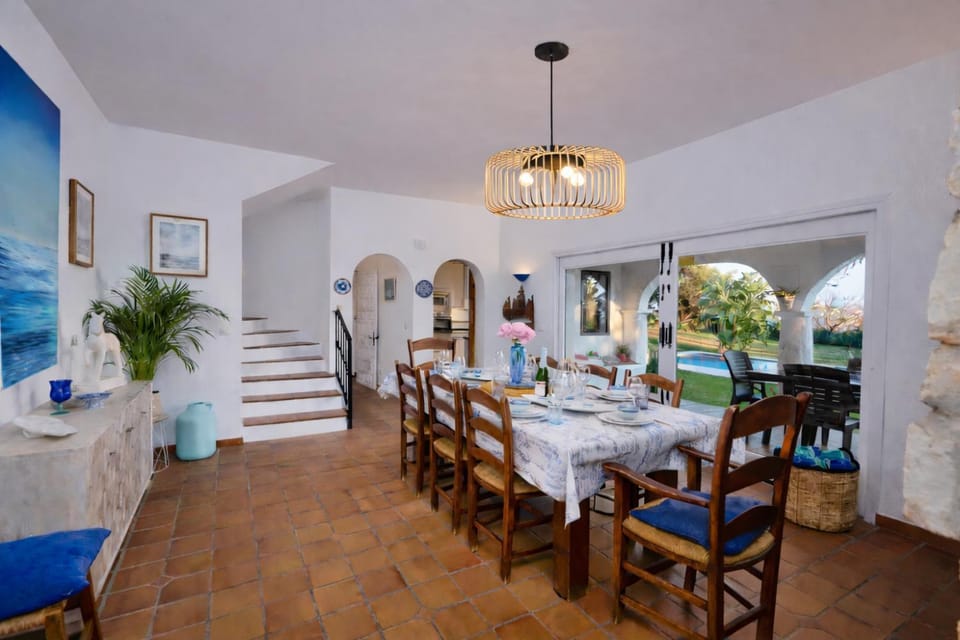 Dining area, Dinner, air conditioner