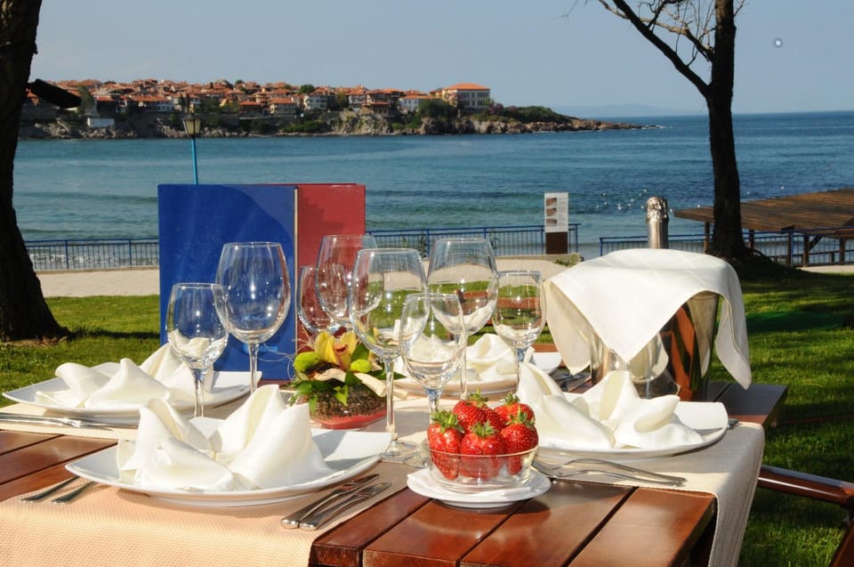 Restaurant/places to eat, Balcony/Terrace