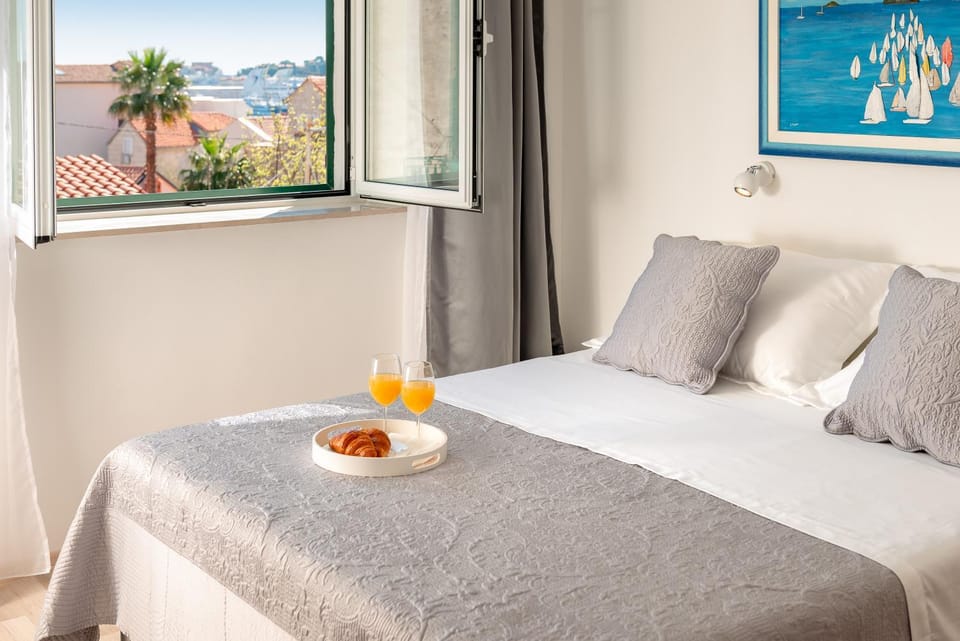 Bed, Bedroom, Drinks