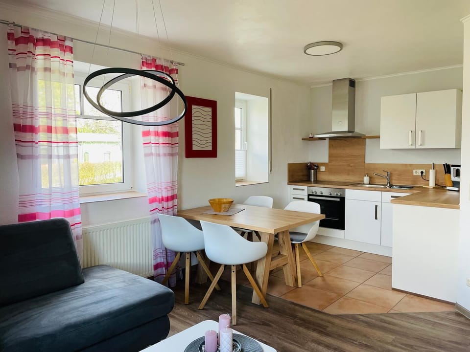Kitchen or kitchenette, Living room, Seating area, Dining area