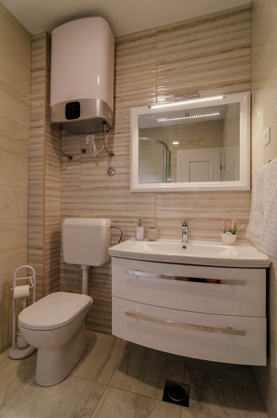 Shower, Toilet