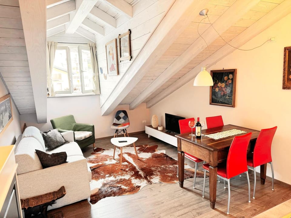 TV and multimedia, Living room, Seating area, Dining area