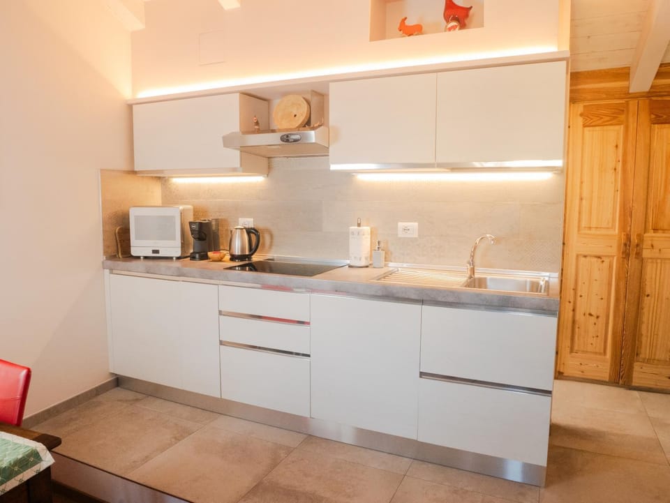 Coffee/tea facilities, Kitchen or kitchenette, Breakfast, dishwasher, microwave, stove, kitchen