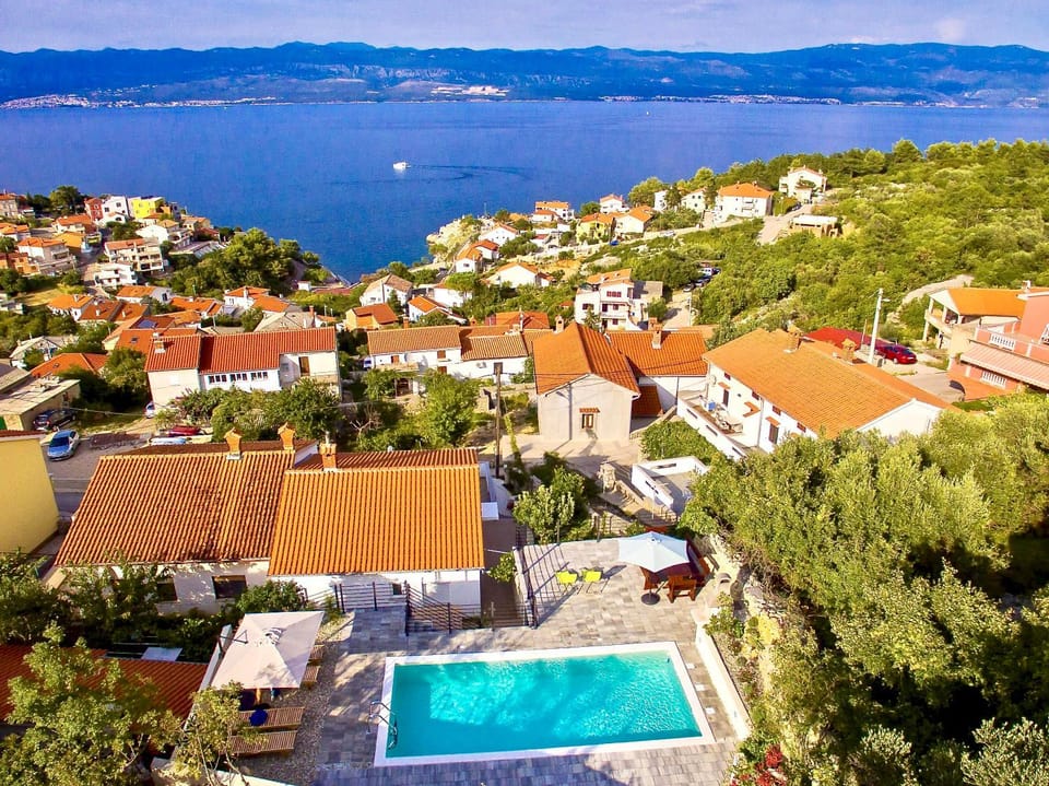 Shower, BBQ facilities, Pool view, Swimming pool, Swimming pool