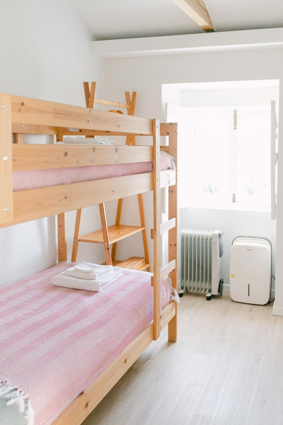 Bedroom, bunk bed, internet