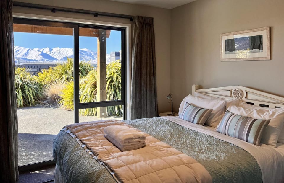 Bedroom, Mountain view