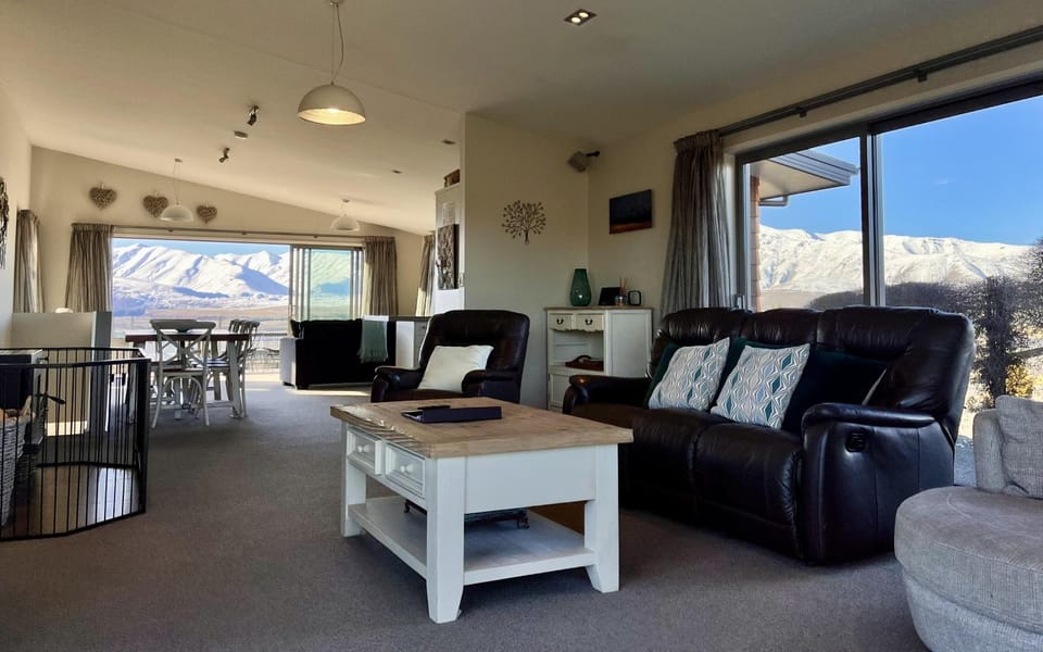 TV and multimedia, Living room, Mountain view, fireplace