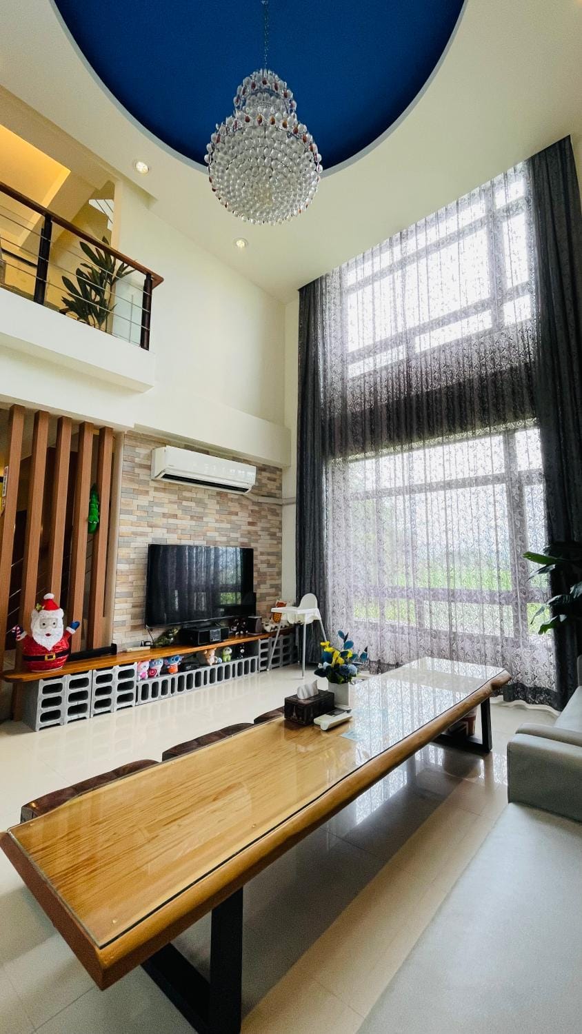 Communal lounge/ TV room, TV and multimedia, Living room, Seating area, Evening entertainment