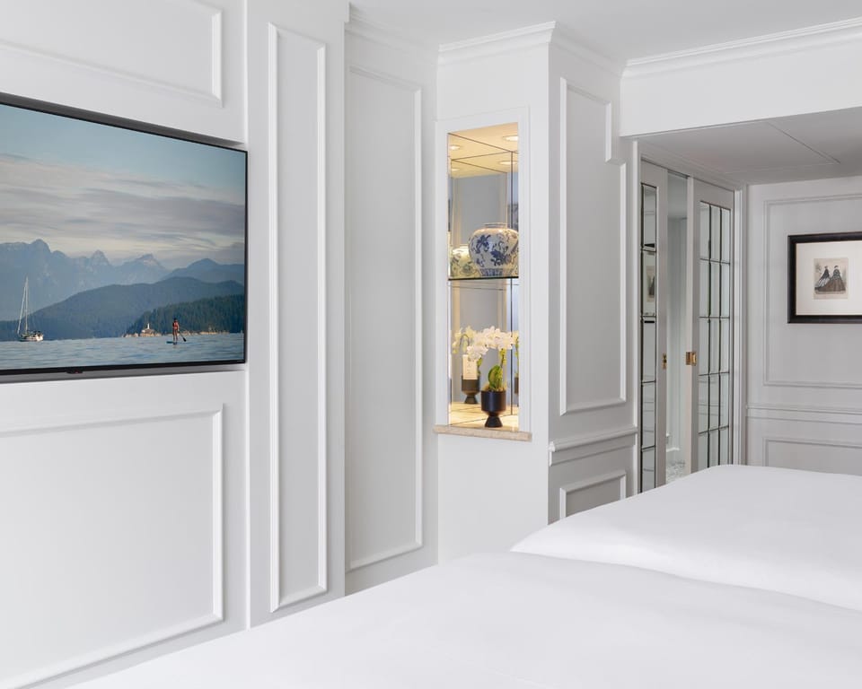 Bed, TV and multimedia, Bedroom