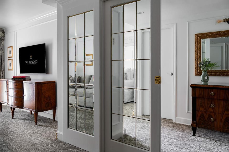 Bed, TV and multimedia, Living room, Bedroom, wardrobe