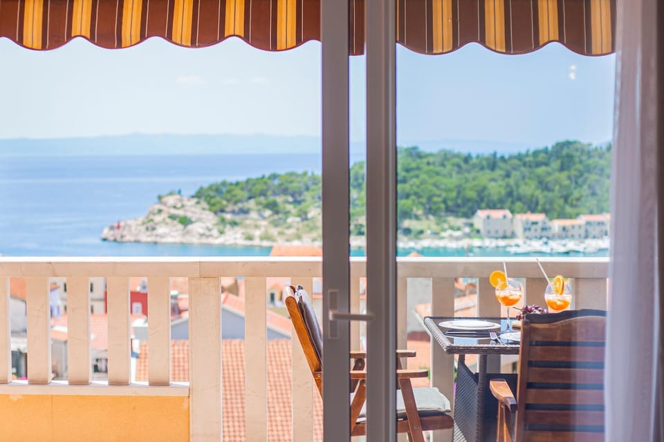 Day, Natural landscape, View (from property/room), Balcony/Terrace, Dining area, Mountain view