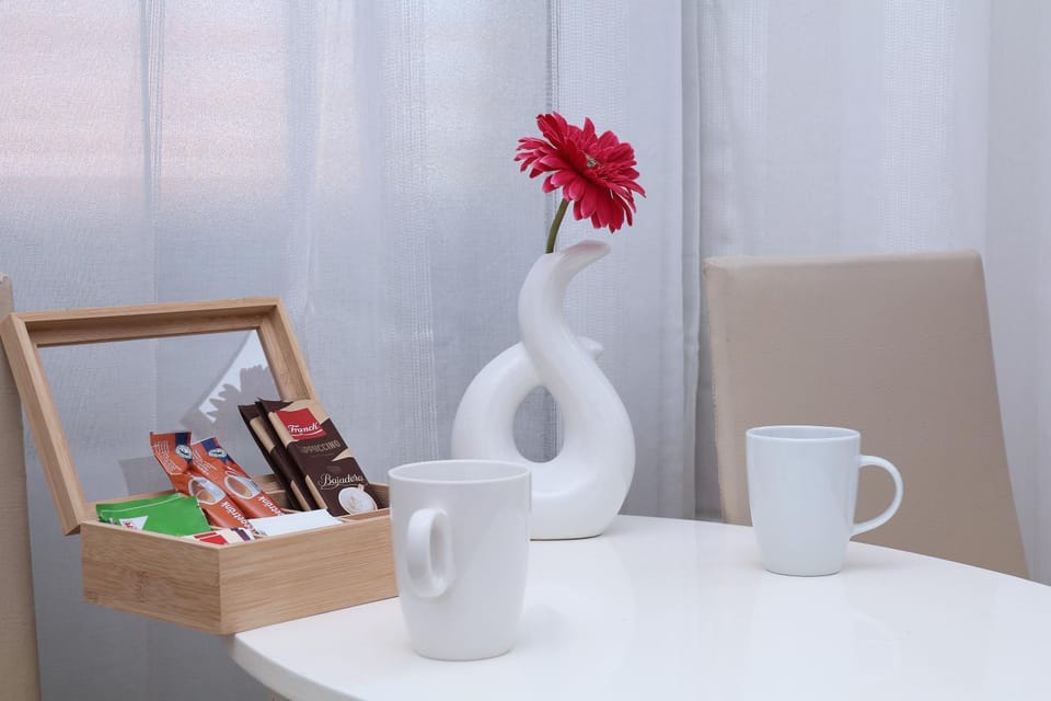 Bed, Coffee/tea facilities, Photo of the whole room, Decorative detail, Bedroom