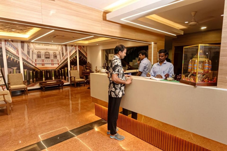 Staff, Lobby or reception, group of guests