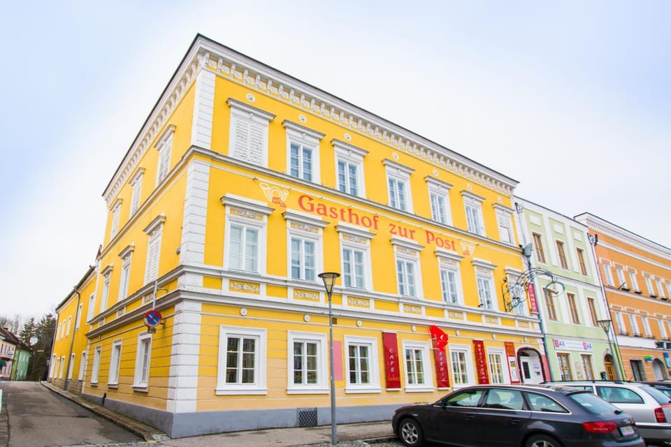 Property building, Facade/entrance, Day, Street view, Location, Parking