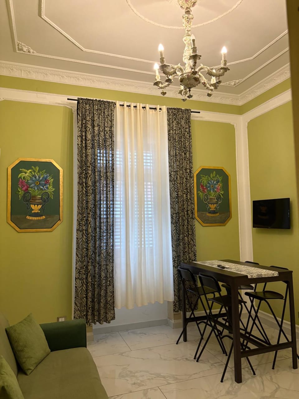 Communal lounge/ TV room, Seating area, Dining area