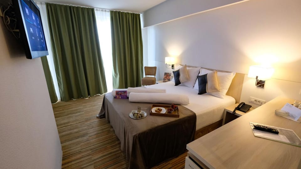 Bed, Photo of the whole room, Decorative detail