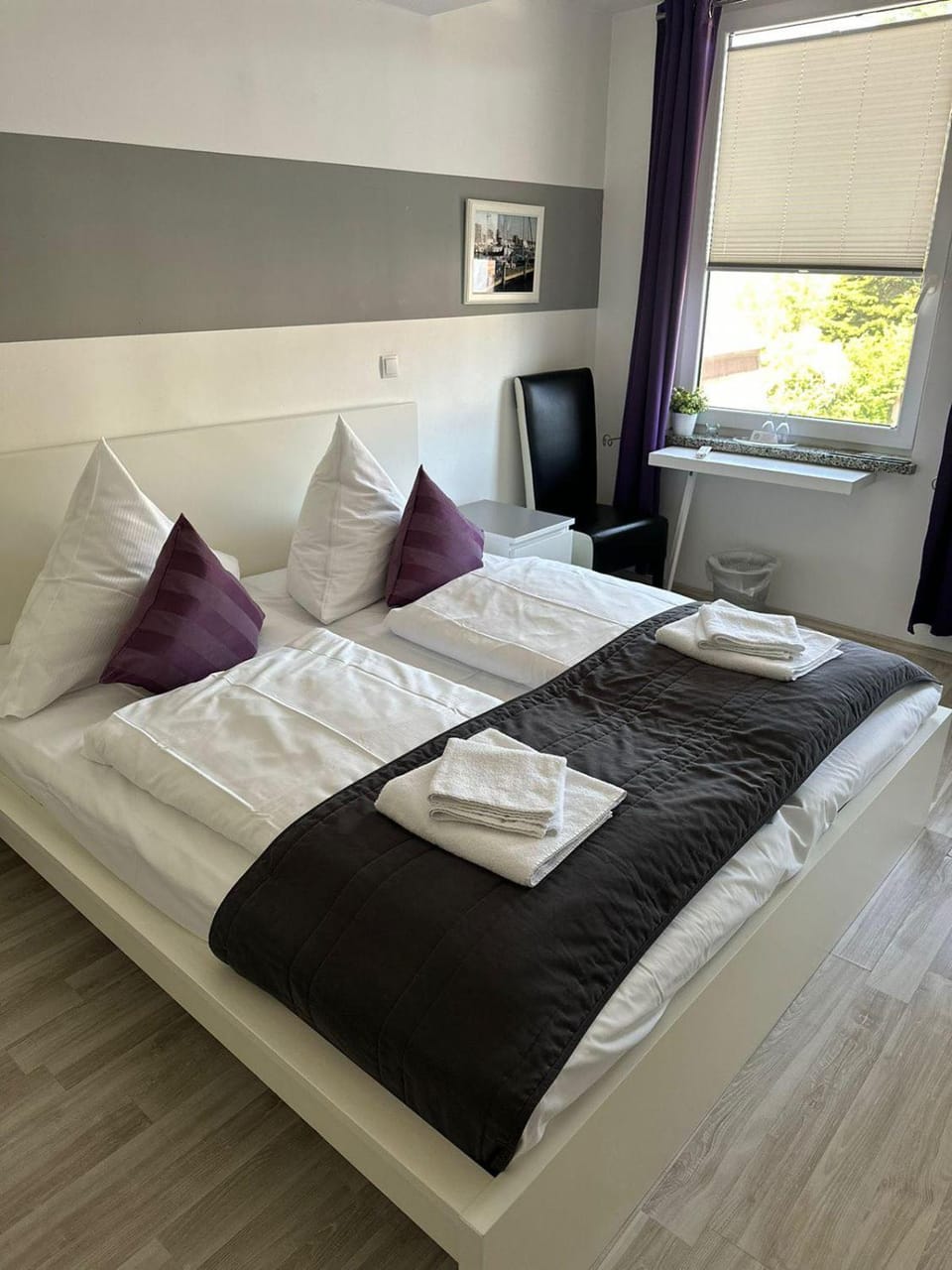 Bed, TV and multimedia, Photo of the whole room, towels