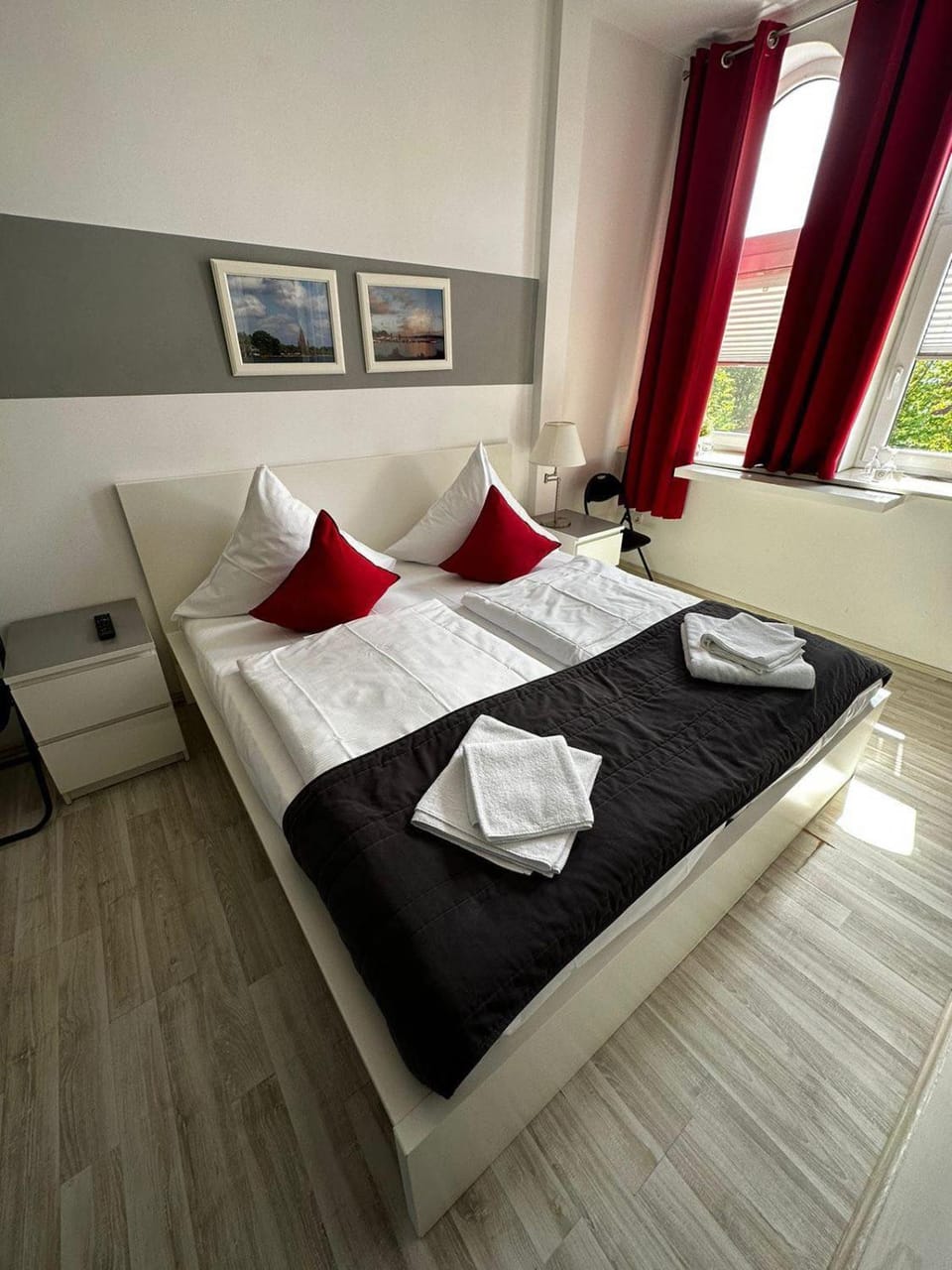 Bed, TV and multimedia, Photo of the whole room, towels