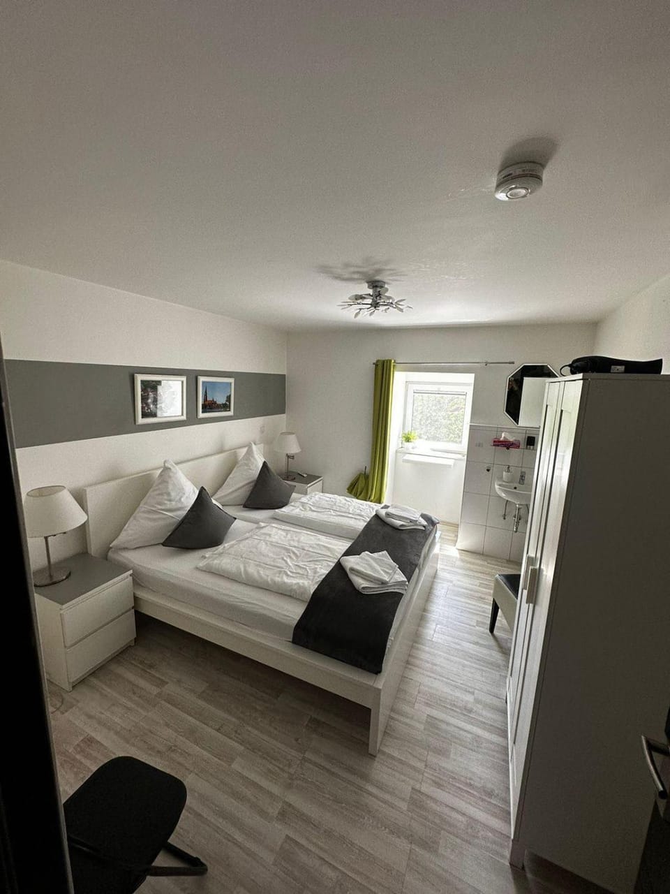 Bed, TV and multimedia, Photo of the whole room, towels