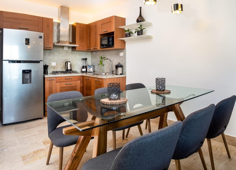 Kitchen or kitchenette, Dining area