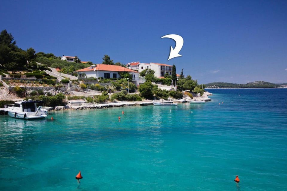 Property building, Facade/entrance, Off site, Day, Neighbourhood, Natural landscape, Summer, View (from property/room), Other, Other, Decorative detail, Beach, Beach, Logo/Certificate/Sign, Sea view, Street view, Area and facilities, Location