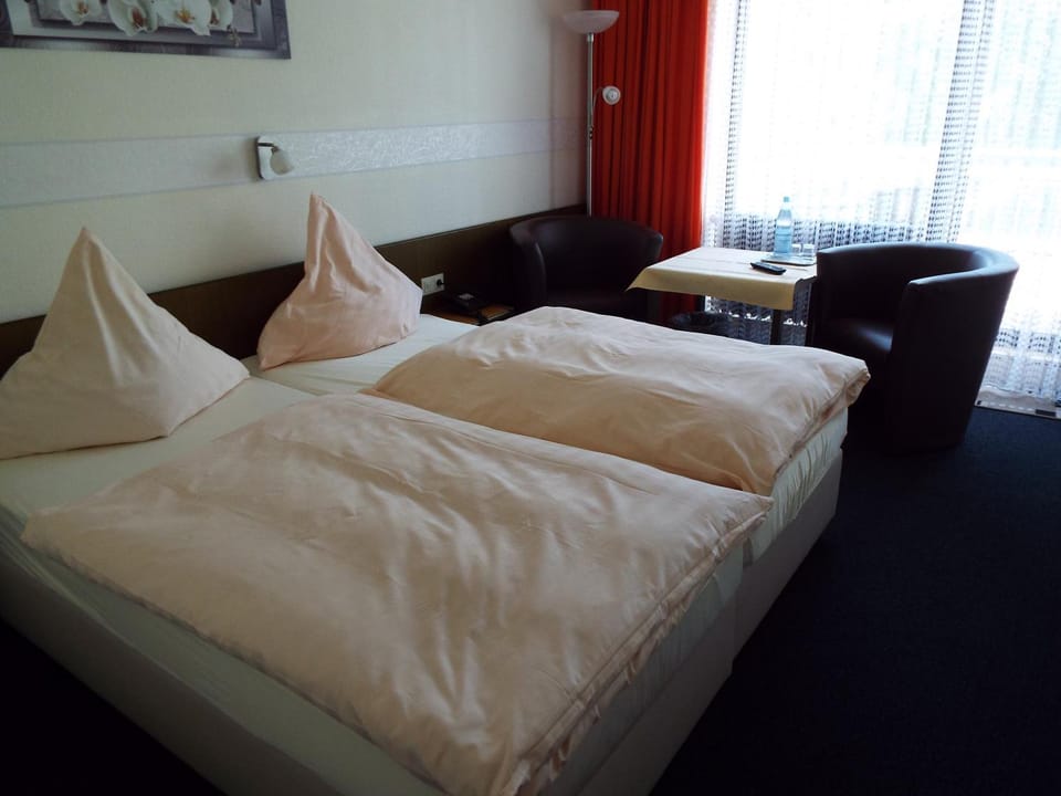 Photo of the whole room, Garden view, River view