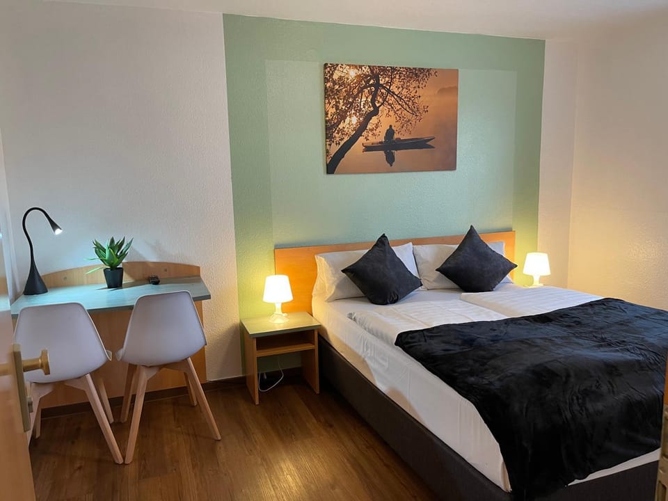 Photo of the whole room, Bedroom