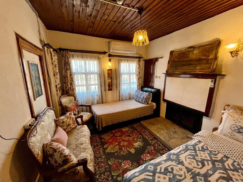 Bed, Photo of the whole room, Seating area