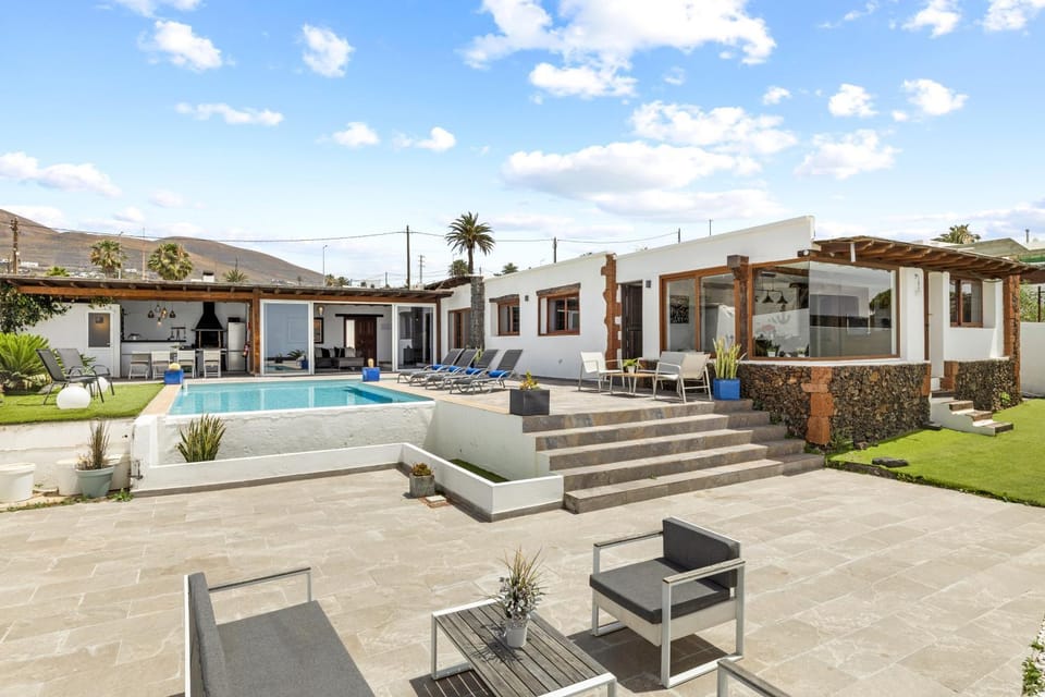 Natural landscape, Mountain view, Pool view, Swimming pool, sunbed