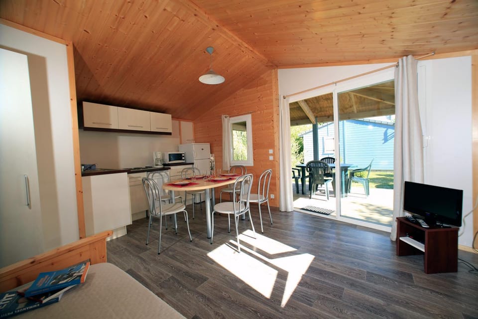 Kitchen or kitchenette, Seating area, Dining area