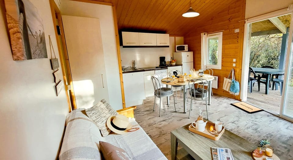 Kitchen or kitchenette, Seating area, Dining area