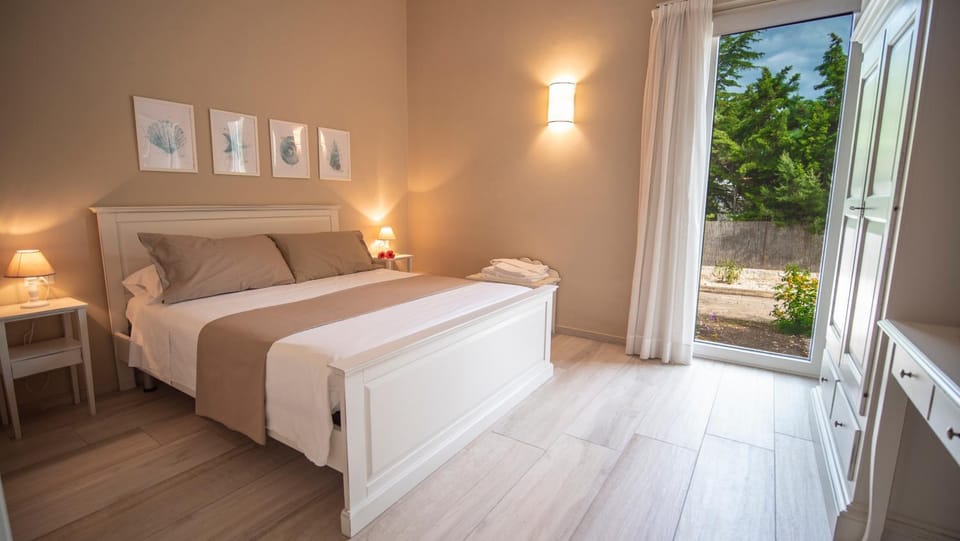 Bed, Garden, Balcony/Terrace, Photo of the whole room, Decorative detail, Bedroom, Garden view