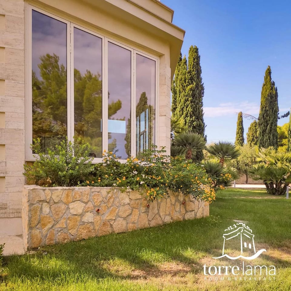 Facade/entrance, Day, Garden, Animals, On site, Garden view