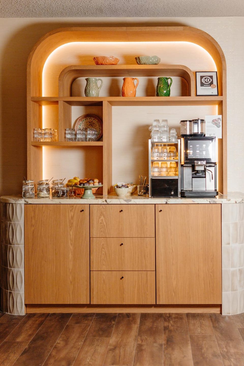 Coffee/tea facilities, Food and drinks, Food