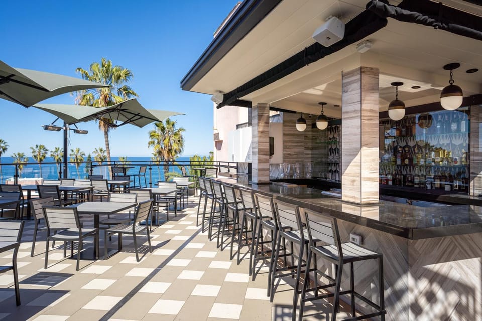 Restaurant/places to eat, Lounge or bar