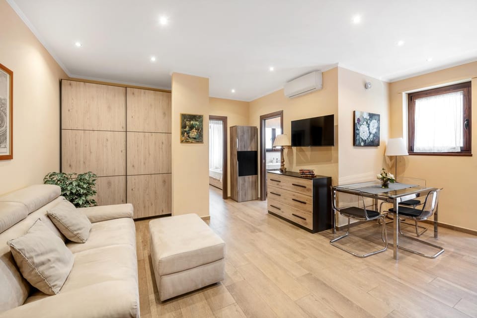 Communal lounge/ TV room, TV and multimedia, Living room, Seating area, Dining area