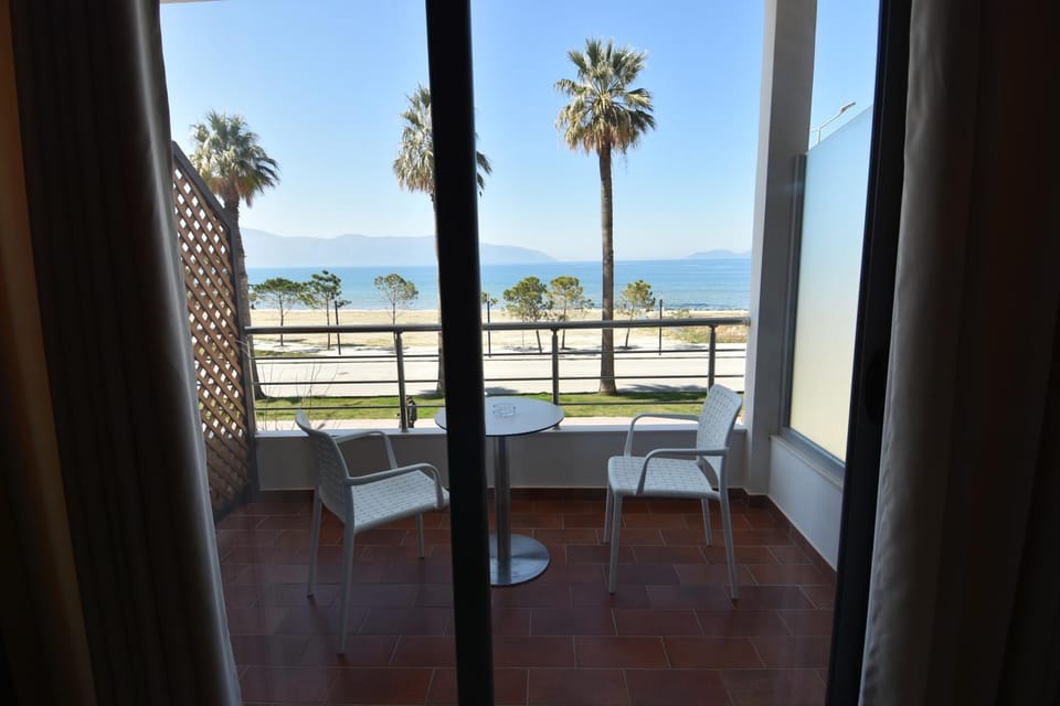 Day, Natural landscape, View (from property/room), Balcony/Terrace, Living room, Seating area, Dining area, Sea view