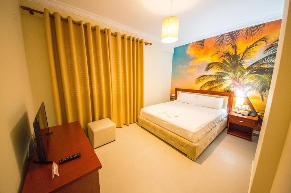 Bed, TV and multimedia, Photo of the whole room, Bedroom