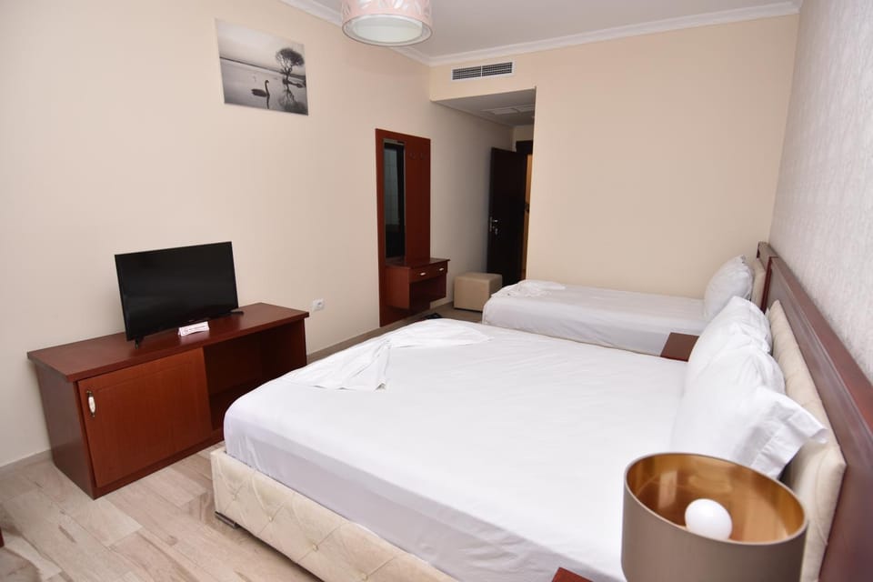 Bed, TV and multimedia, Photo of the whole room, Bedroom